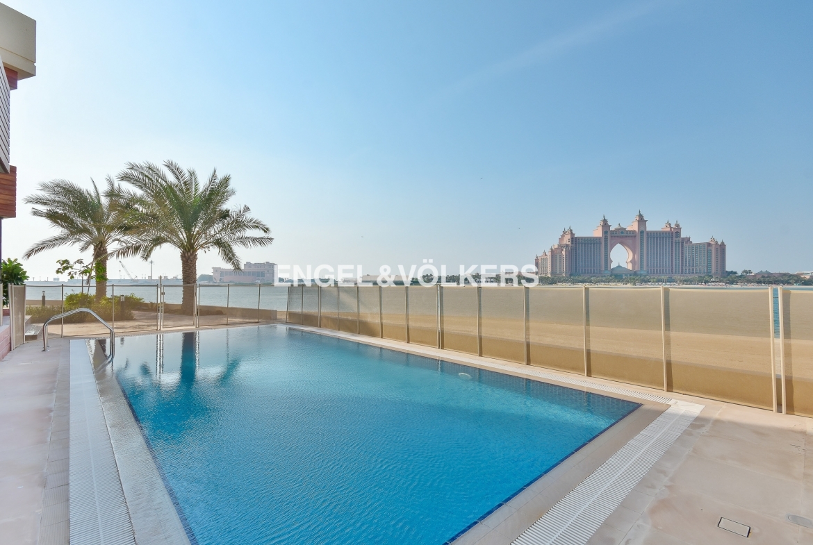 Luxury Villa Palm Jumeirah Offering a unique view of The Atlantis Resort
